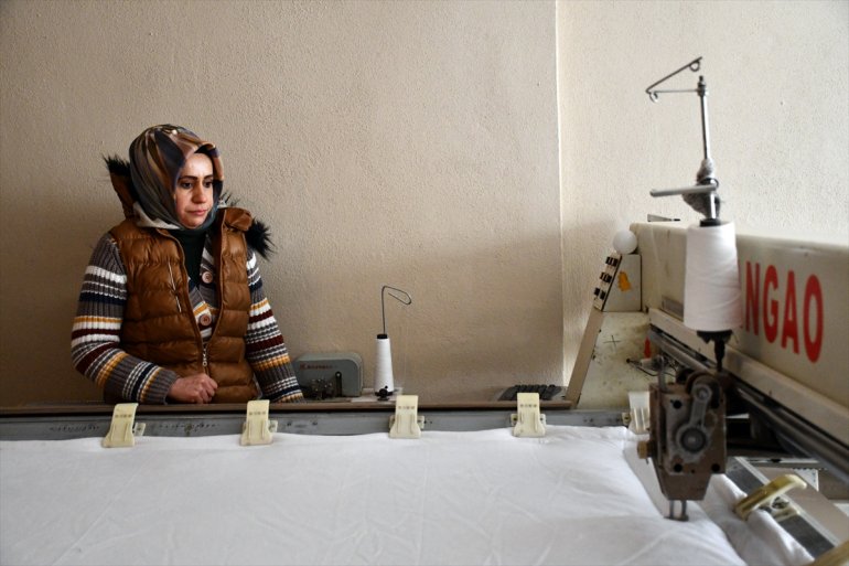 Doğubayazıtlı kız kardeşler Elazığ daki depremzedeler için yorgan dikti3