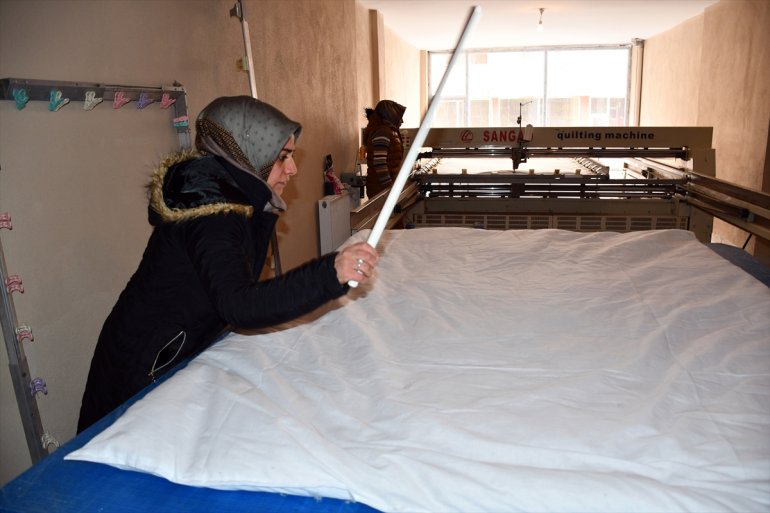 Doğubayazıtlı kız kardeşler Elazığ daki depremzedeler için yorgan dikti4