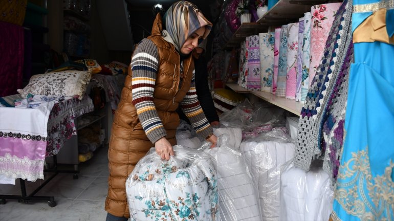 Doğubayazıtlı kız kardeşler Elazığ daki depremzedeler için yorgan dikti5