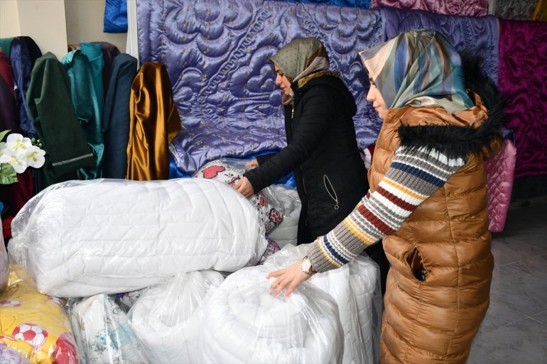 Doğubayazıtlı kız kardeşler Elazığ daki depremzedeler için yorgan dikti6