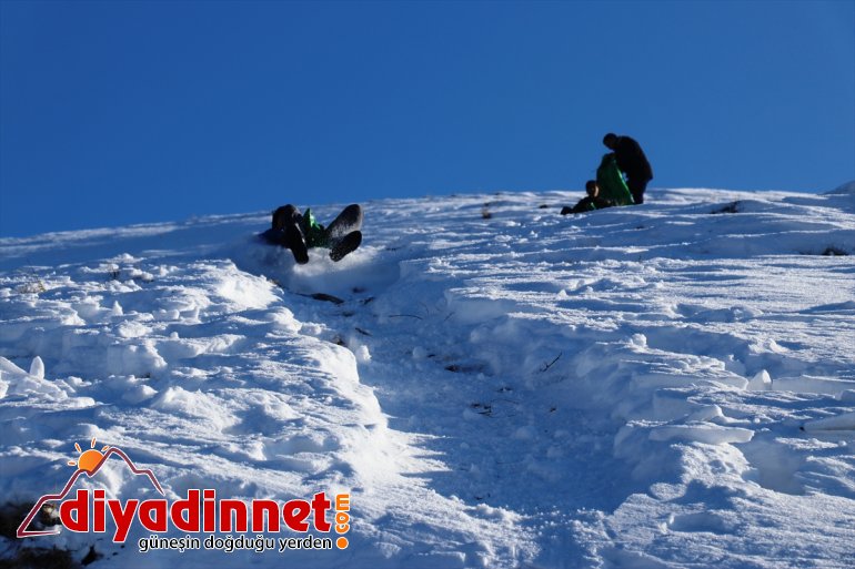 torbalarıyla kömür kayak Ağrılı çocukların eğlencesi 5
