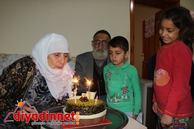 Gönüllü gençlerden yaşlı çifte sürpriz doğum günü kutlaması2