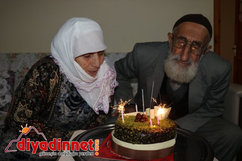 Gönüllü gençlerden yaşlı çifte sürpriz doğum günü kutlaması