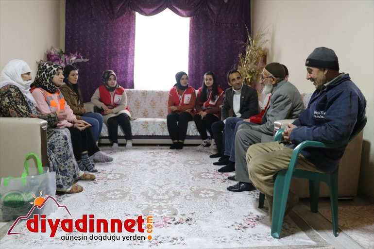 Gönüllü gençlerden yaşlı çifte sürpriz doğum günü kutlaması4