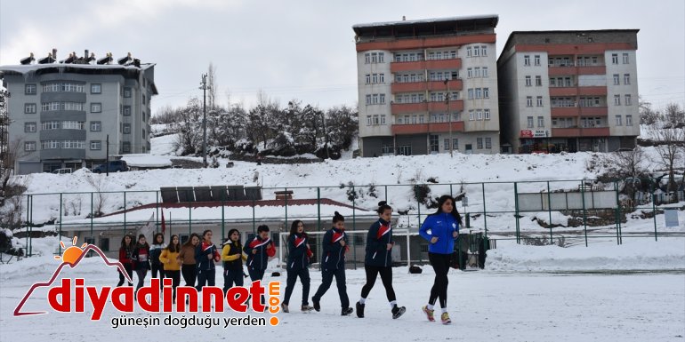 Hakkarili kızlar, futbol hakemi olabilmek için ter döküyor1