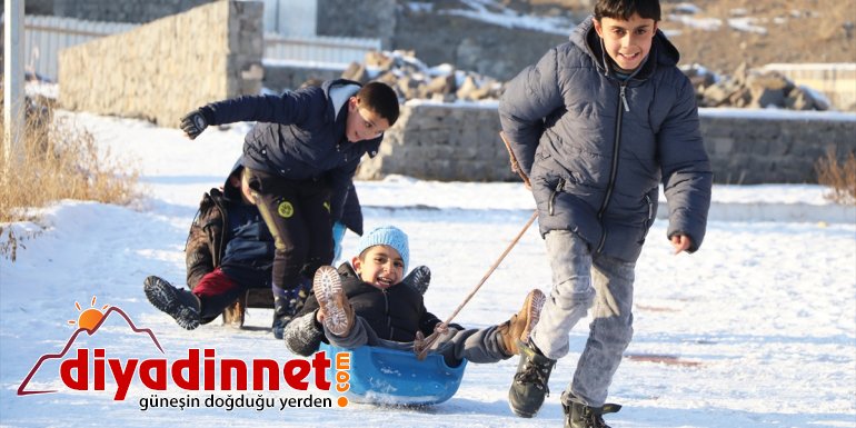 Karslı çocukların bidonlarla kızak eğlencesi
