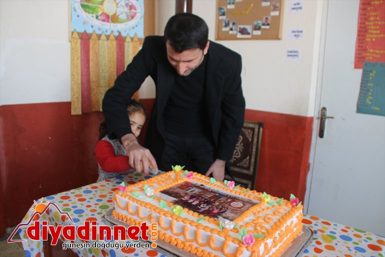Köy köy gezip çocuklara doğum günü kutlaması yapıyor2