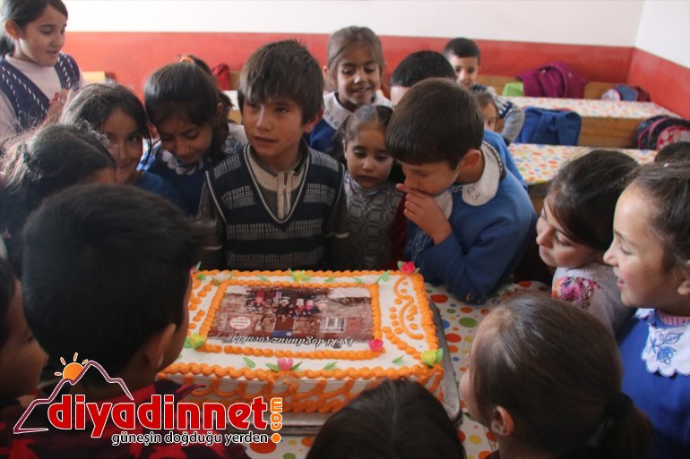 Köy köy gezip çocuklara doğum günü kutlaması yapıyor11