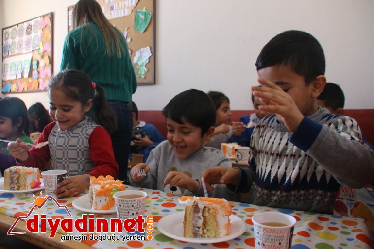 Köy köy gezip çocuklara doğum günü kutlaması yapıyor10