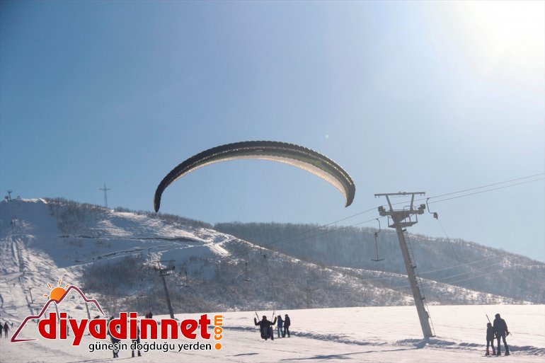 Ovacık Kayak Merkezi'nde yamaç paraşütü keyfi