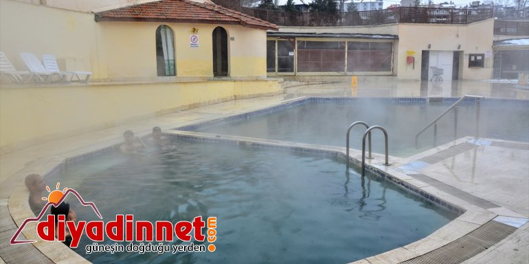 Sıfırın altında 5 derecede yosunlu havuz keyfi - KÜTAHYA 1