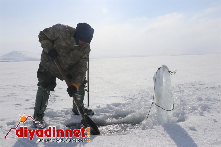 Türkiye'nin en yüksek rakımlı gölü buzla kaplandı