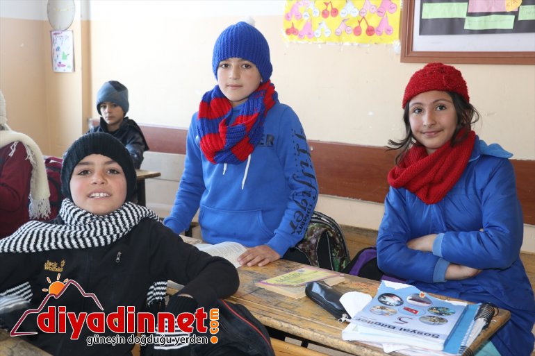 'Ufacık eller' Diyarbakırlı öğrencilerin ördükleri atkı ve berelerle üşümeyecek