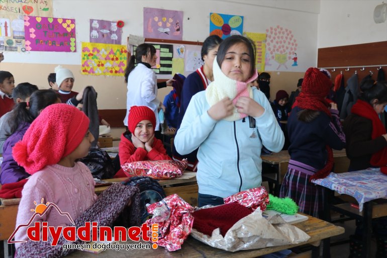 Ufacık eller Diyarbakırlı öğrencilerin ördükleri atkı ve berelerle üşümeyecek 2