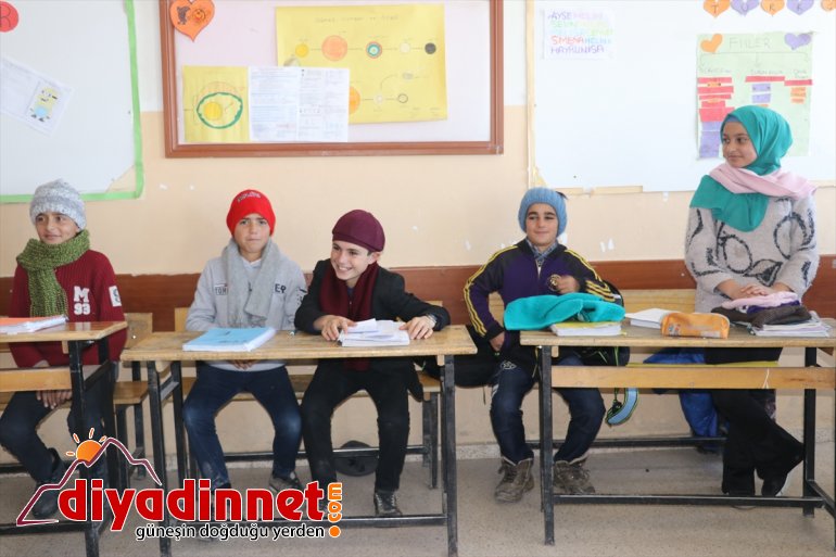 Ufacık eller Diyarbakırlı öğrencilerin ördükleri atkı ve berelerle üşümeyecek 11