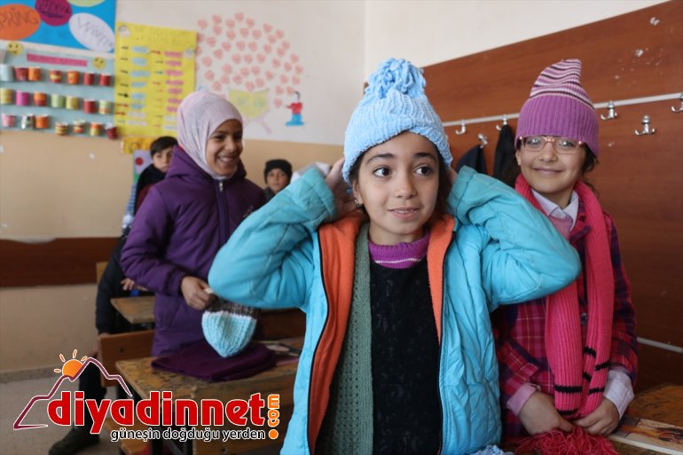 Ufacık eller Diyarbakırlı öğrencilerin ördükleri atkı ve berelerle üşümeyecek 12