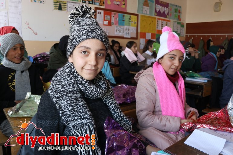 Ufacık eller Diyarbakırlı öğrencilerin ördükleri atkı ve berelerle üşümeyecek 3