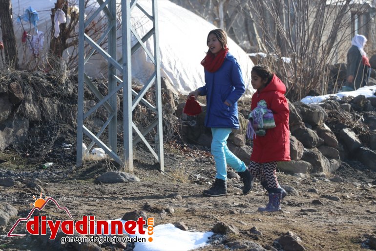 Ufacık eller Diyarbakırlı öğrencilerin ördükleri atkı ve berelerle üşümeyecek 4