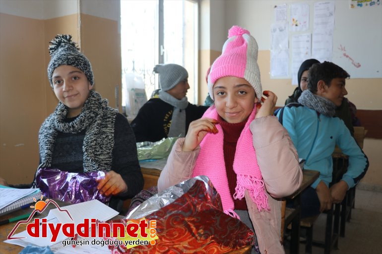 Ufacık eller Diyarbakırlı öğrencilerin ördükleri atkı ve berelerle üşümeyecek 5