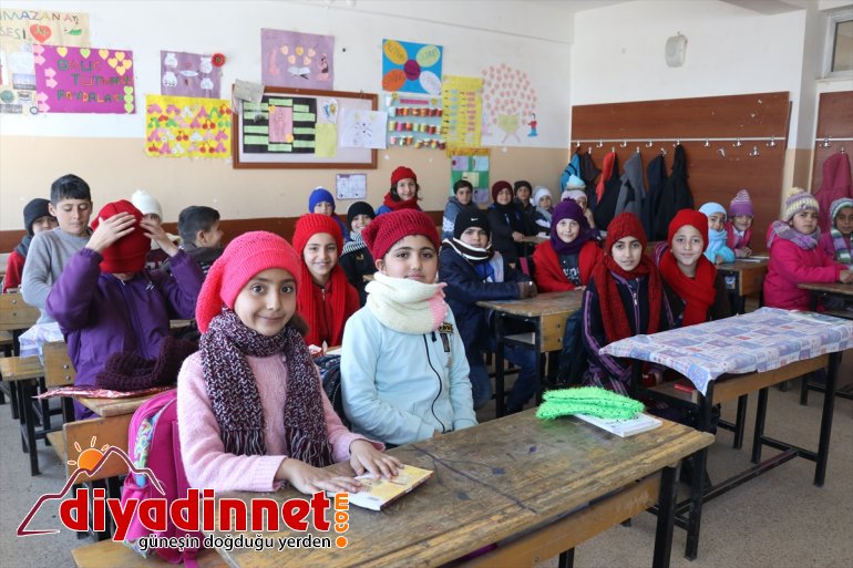 Ufacık eller Diyarbakırlı öğrencilerin ördükleri atkı ve berelerle üşümeyecek 7