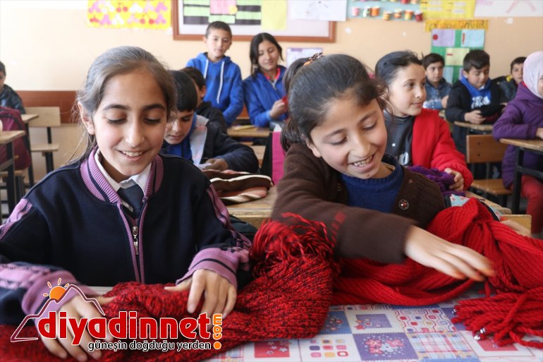 Ufacık eller Diyarbakırlı öğrencilerin ördükleri atkı ve berelerle üşümeyecek 8