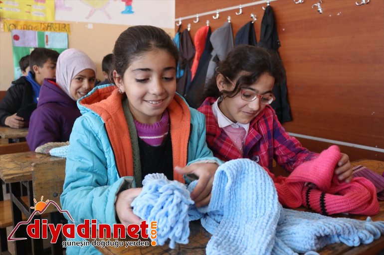Ufacık eller Diyarbakırlı öğrencilerin ördükleri atkı ve berelerle üşümeyecek 9