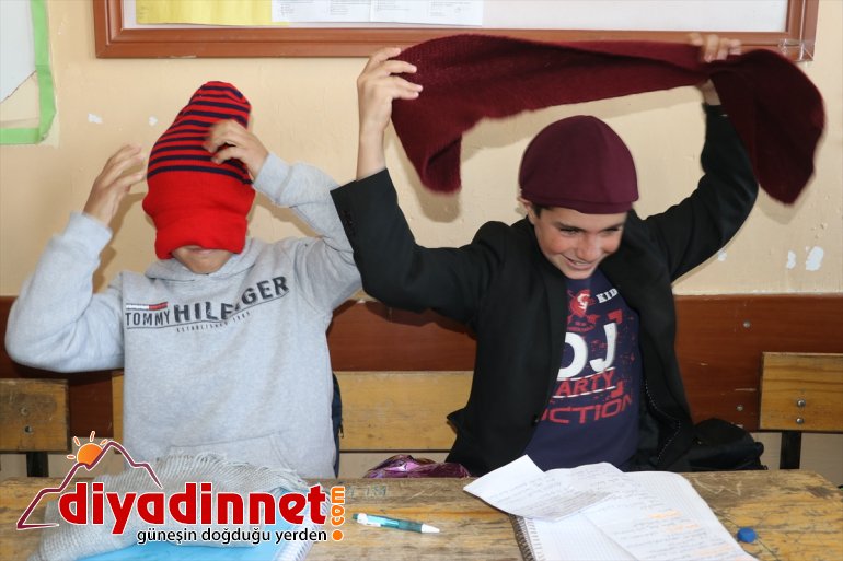Ufacık eller Diyarbakırlı öğrencilerin ördükleri atkı ve berelerle üşümeyecek 10