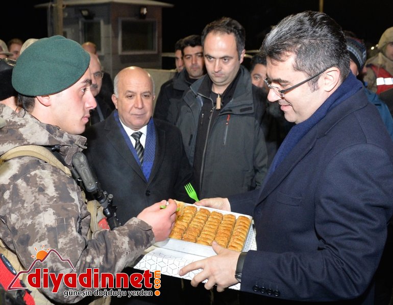 Yeni yıla nöbet tutarak giren jandarma ve polislere tatlı ikramı
