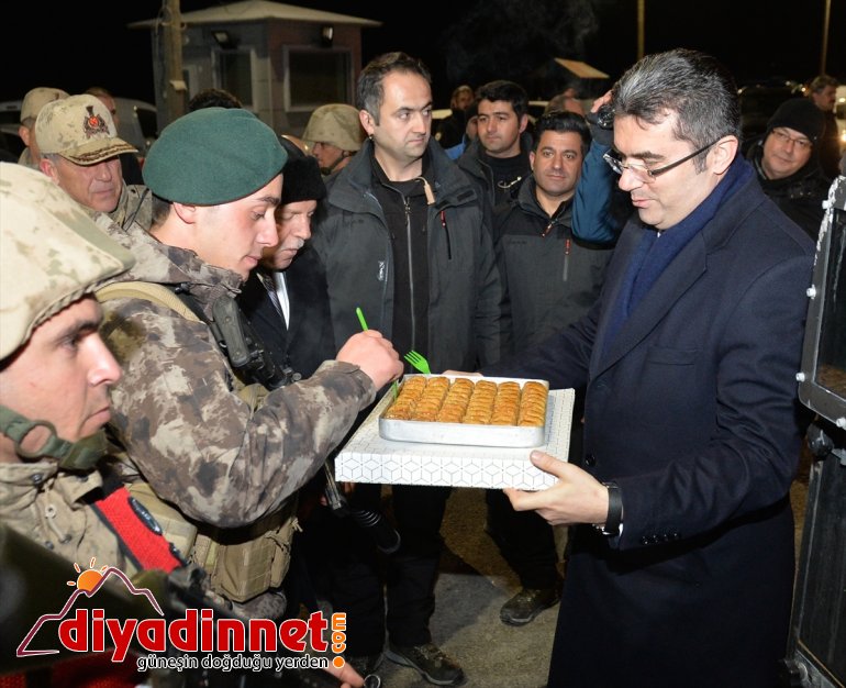 Yeni yıla nöbet tutarak giren jandarma ve polislere tatlı ikramı2