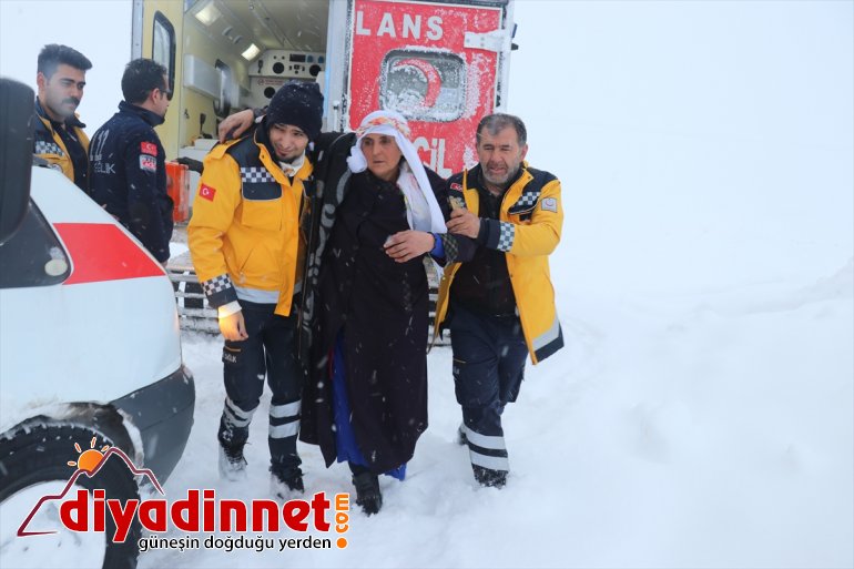Ekiplerinde bölgede kaldığı saatte AĞRI - ulaştırıldı kadın mahsur hastaneye 7  yaşlı 8