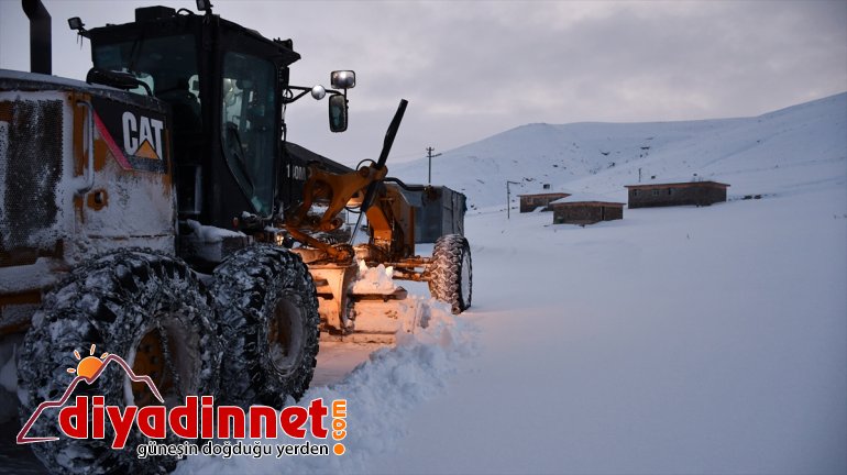 köy yolu nedeniyle açıldı kapanan Tendürek Dağı eteğinde kar ulaşıma 8 8
