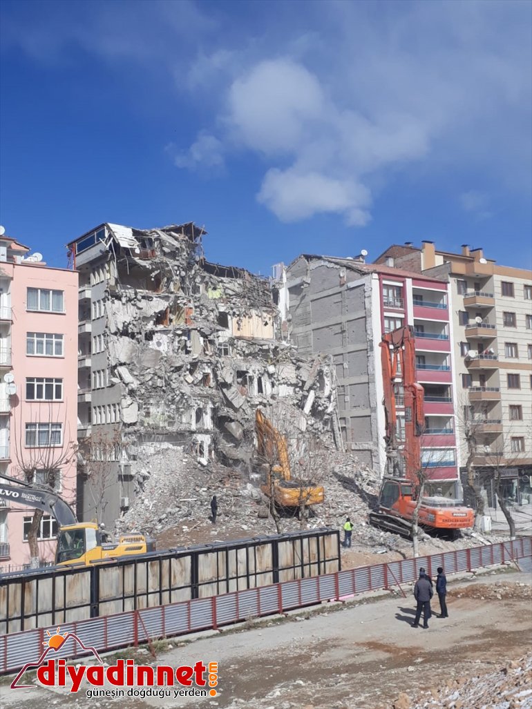 Malatya'da ağır hasarlı binanın kontrollü yıkımı sürüyor