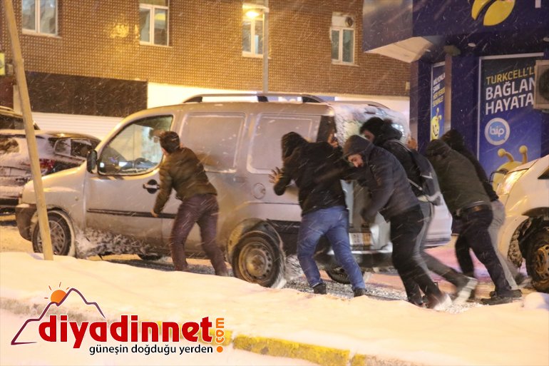 Ağrı'da elektrik arızasına giderken karda mahsur kalan ekip kurtarıldı