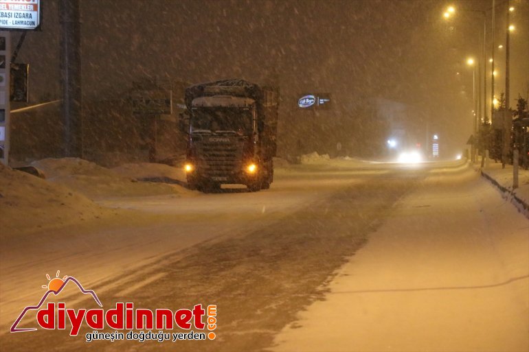 Ağrı da elektrik arızasına giderken karda mahsur kalan ekip kurtarıldı3
