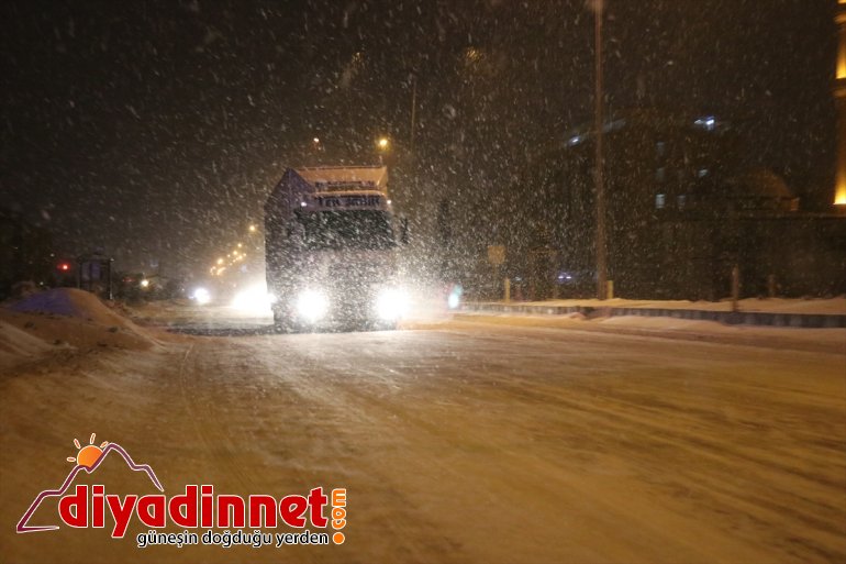 Ağrı da elektrik arızasına giderken karda mahsur kalan ekip kurtarıldı4