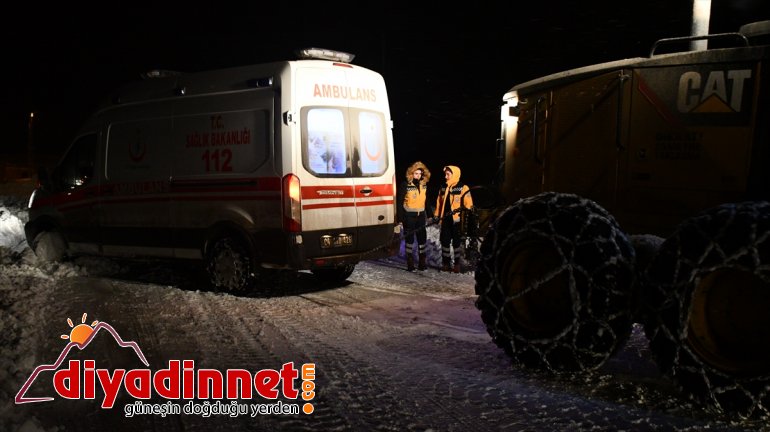 Ağrı da hasta kar nedeniyle saatlik çalışmanın ardından hastaneye ulaştırıldı2