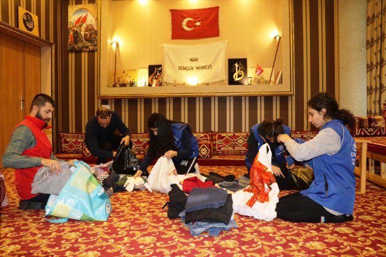 Ağrı da kadınlar atık kumaşlardan İdlib deki çocuklar için giysi ve oyuncak üretiyorlar2