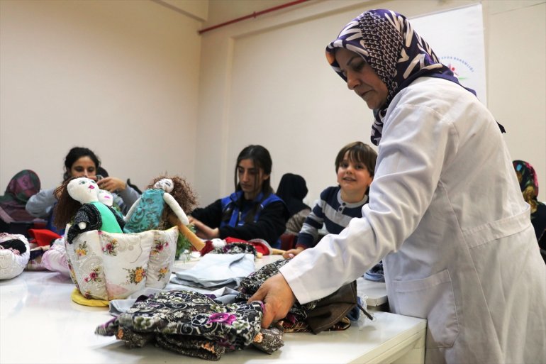 Ağrı da kadınlar atık kumaşlardan İdlib deki çocuklar için giysi ve oyuncak üretiyorlar3