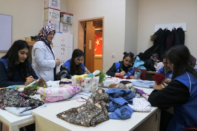 Ağrı da kadınlar atık kumaşlardan İdlib deki çocuklar için giysi ve oyuncak üretiyorlar5