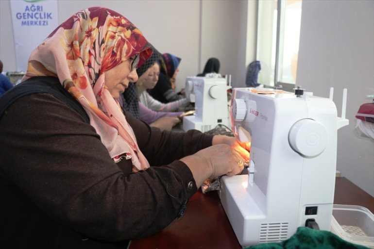 Ağrı da kadınlar atık kumaşlardan İdlib deki çocuklar için giysi ve oyuncak üretiyorlar6