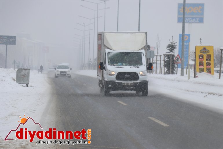 Ağrı'da kar yağışı ve tipi nedeniyle 278 köy yolu ulaşıma kapandı.