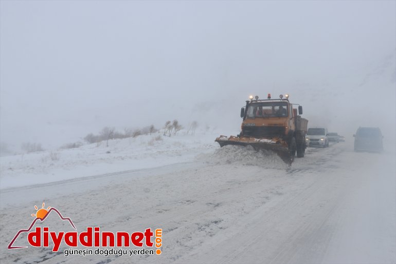 Ağrı da kar yağışı ve tipi nedeniyle köy yolu ulaşıma kapandı2