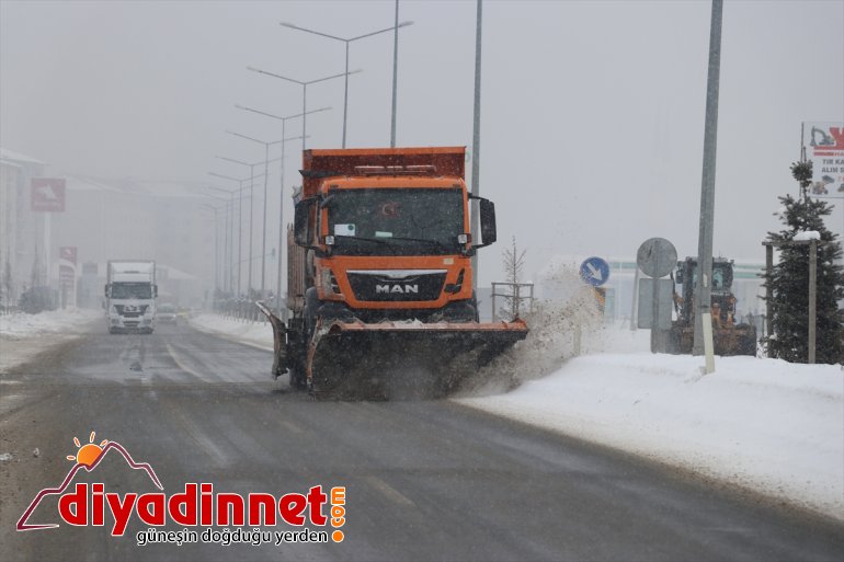 Ağrı da kar yağışı ve tipi nedeniyle köy yolu ulaşıma kapandı3