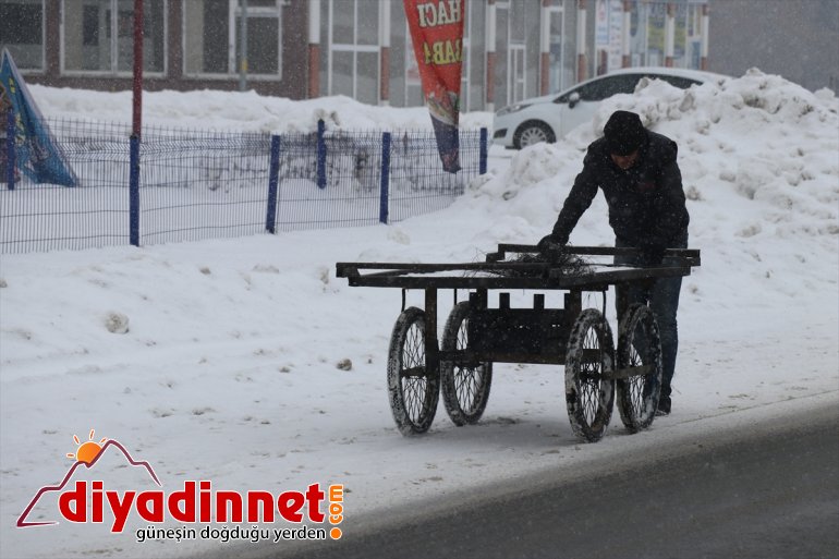 Ağrı da kar yağışı ve tipi nedeniyle köy yolu ulaşıma kapandı4