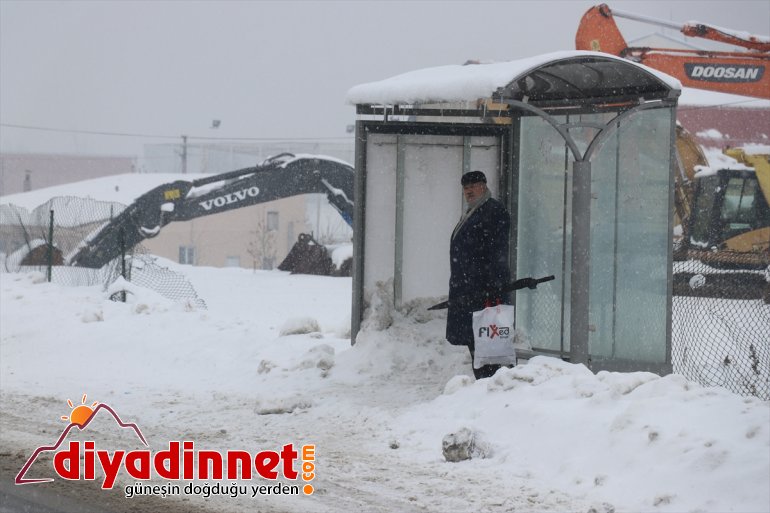 Ağrı da kar yağışı ve tipi nedeniyle köy yolu ulaşıma kapandı5