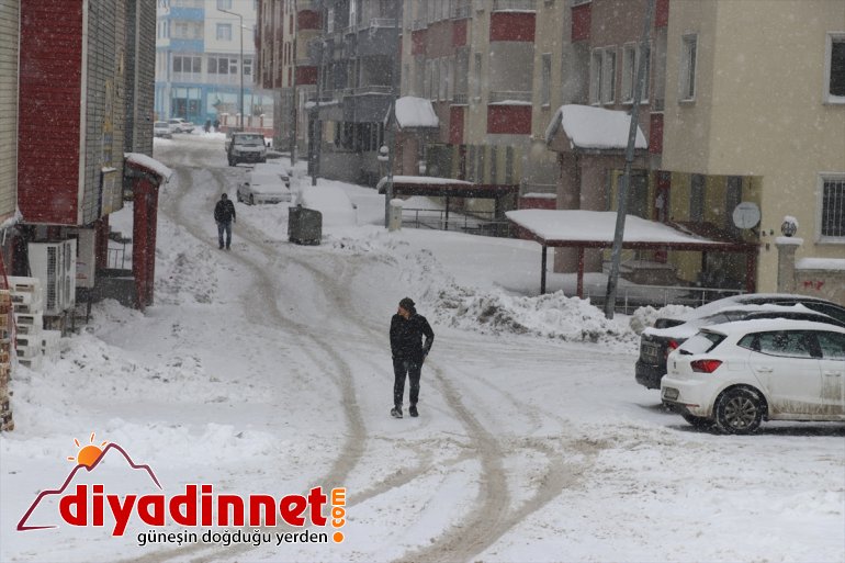 Ağrı da kar yağışı ve tipi nedeniyle köy yolu ulaşıma kapandı6