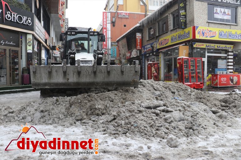 Ağrı da kar yağışı ve tipi nedeniyle köy yolu ulaşıma kapandı7