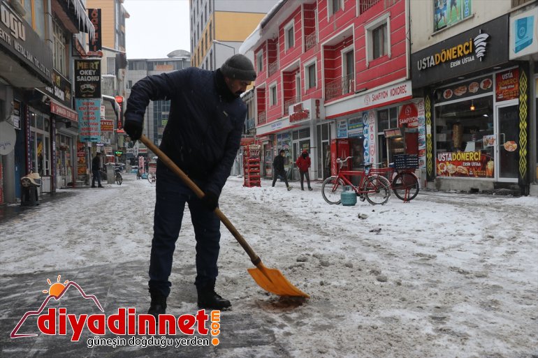 Ağrı da kar yağışı ve tipi nedeniyle köy yolu ulaşıma kapandı8