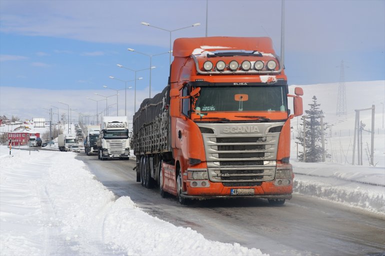 Ağrı Van kara yolu geçici süreyle ağır tonajlı araçların geçişine kapatıldı2