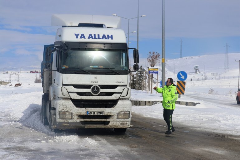 Ağrı Van kara yolu geçici süreyle ağır tonajlı araçların geçişine kapatıldı4